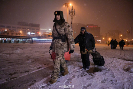 坚守!武警官兵风雪中执勤 坚守!武警官兵风雪中执勤