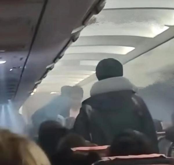 充电宝爆炸起火,一国际航班紧急备降香港 充电宝爆炸起火,一国际航班紧急备降香港