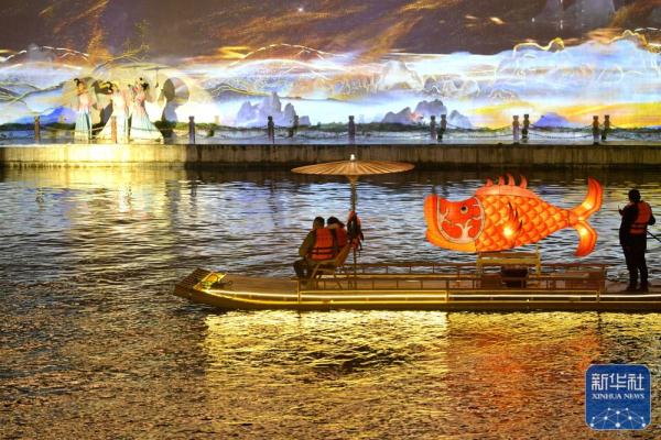 湖北宣恩：新春游火了“夜经济”