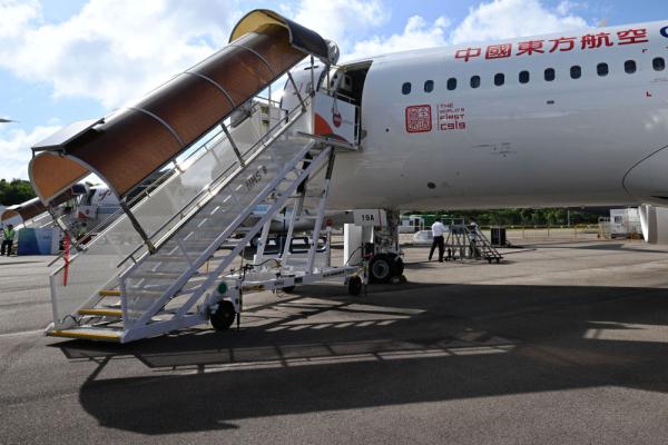 中国产C919和ARJ21飞机首次亮相新加坡航展