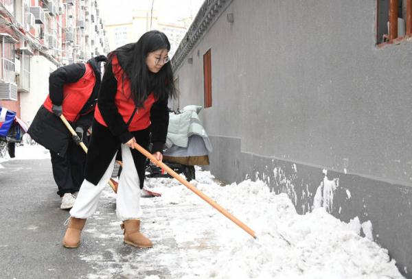 北京海淀：多措并举保障雪后市民出行