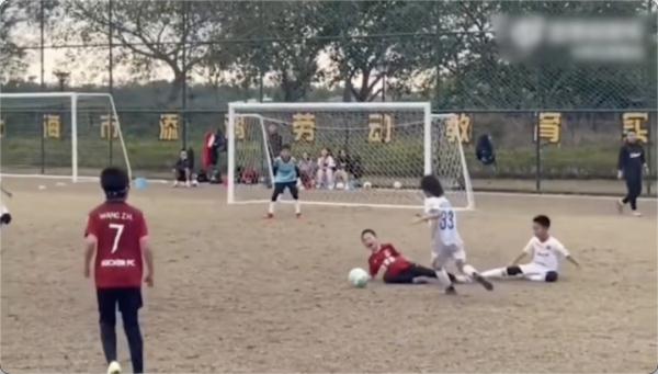 “踢他”！教练教唆小球员踢人！全国禁赛！