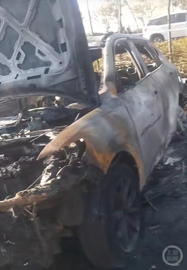 昆明一公园附近突然起火多辆车被烧,消防回应 昆明一公园附近突然起火多辆车被烧,消防回应