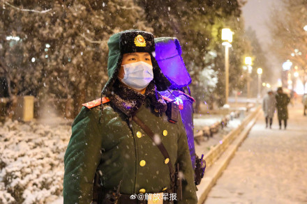 坚守!武警官兵风雪中执勤 坚守!武警官兵风雪中执勤