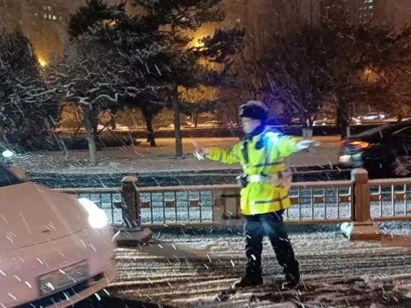 听令而行!北京出动4.5万人次扫雪除冰,雪大的原因找到了→ 听令而行!北京出动4.5万人次扫雪除冰,雪大的原因找到了→
