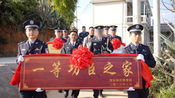 他再立一等功！多块功臣牌匾却只能 “无声”送到家