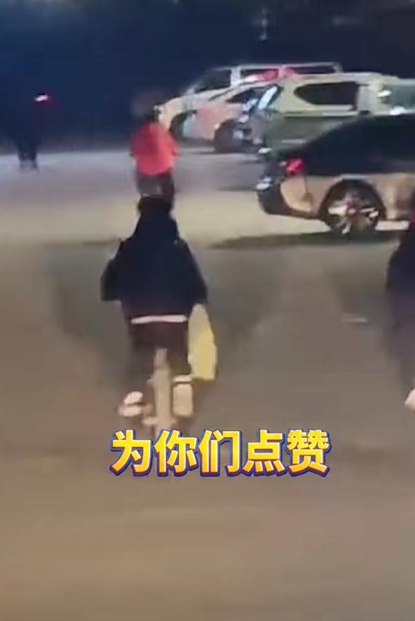 3名少年打球遇火灾,“手表”报警接力引路!网友:这背影真帅 3名少年打球遇火灾,“手表”报警接力引路!网友:这背影真帅