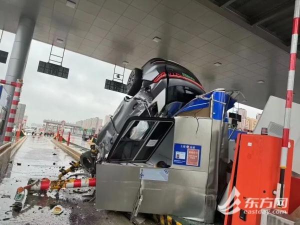 事发上海，68岁男子驾车撞毁收费站！后座妻子身亡，收费员被卡后救出
