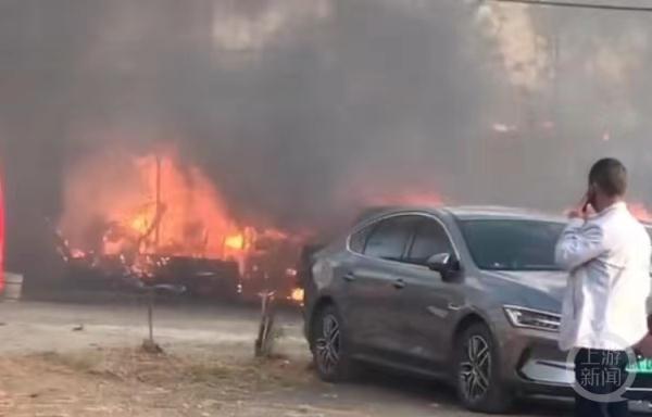 昆明一公园附近突然起火多辆车被烧,消防回应 昆明一公园附近突然起火多辆车被烧,消防回应