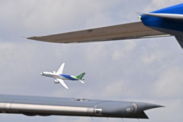 中国产C919和ARJ21飞机首次亮相新加坡航展