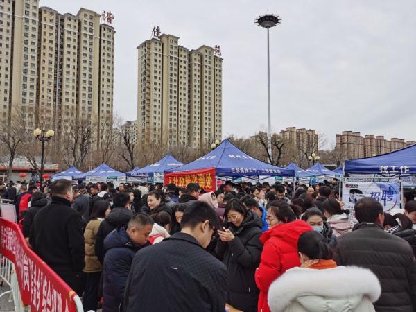 山东济宁：迎风送岗满目春