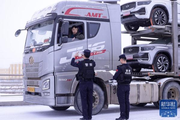 新疆吐尔尕特：高效通关助力口岸企业复工复产