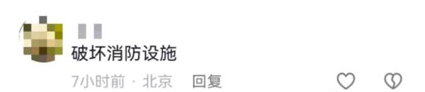 大妈街头用消火栓洗衣服，网友怒了：这是救命水！