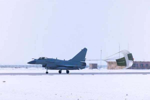 高清大图来了！直击空军多型战机飞行训练