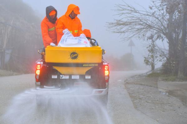寒潮中，他们坚守岗位