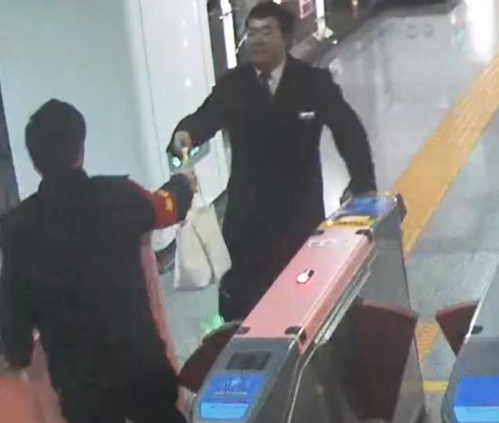 事发长沙！新娘乘地铁遗失十多万……