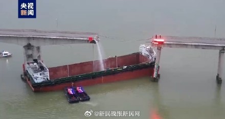 广州南沙沥心沙大桥被船只撞断 有车辆落水 伤亡不明