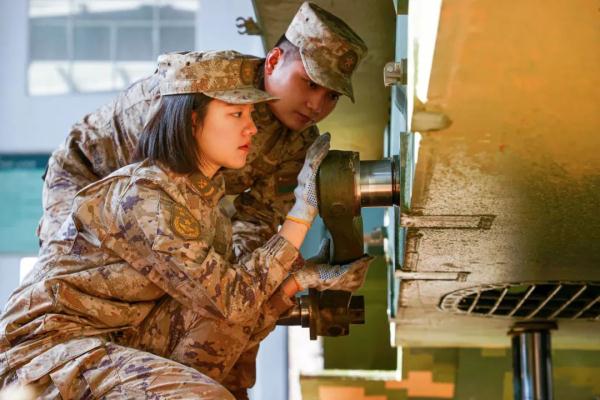 装甲驾驶特级，荣立二等功，这个95后女兵刷屏了！
