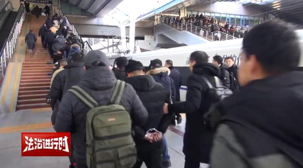 93名涉嫌敲诈勒索的犯罪嫌疑人被押解回京