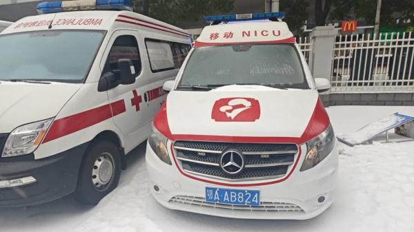1.5公斤早产女婴呼吸衰竭!需紧急转运武汉!看到这辆车请避让! 1.5公斤早产女婴呼吸衰竭!需紧急转运武汉!看到这辆车请避让!