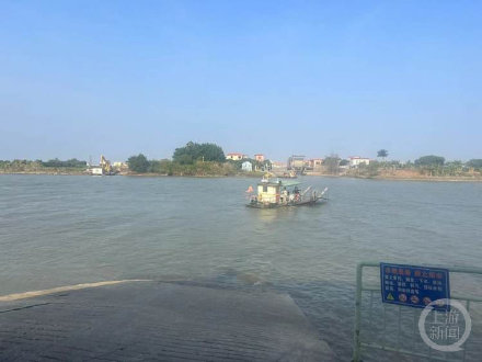 广州三民岛现场：沥心沙大桥断桥后八千村民靠轮渡出行，岛上学校已停课