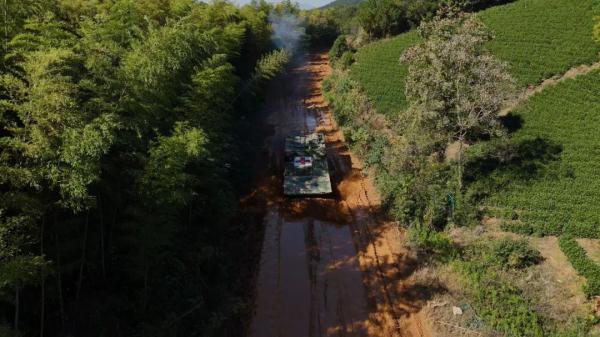 装甲驾驶特级，荣立二等功，这个95后女兵刷屏了！