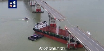 广州南沙沥心沙大桥被船只撞断 有车辆落水 伤亡不明