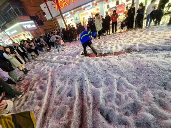 一觉醒来，杭州下过雪了？昨晚浙江多地下冰雹，有的砂糖橘大小