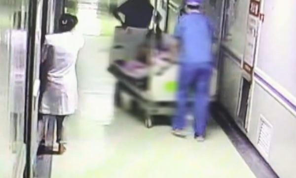 危急时刻！她跪着“托举”十多分钟