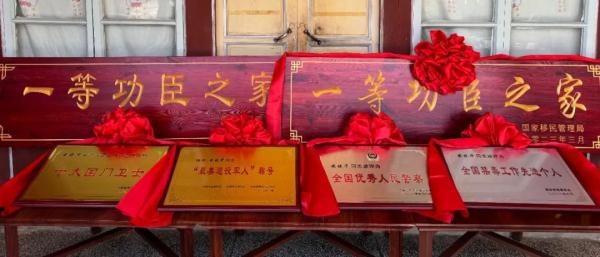 这位云南缉毒一线民警再立一等功！多块功臣牌匾却只能 “无声”送到家