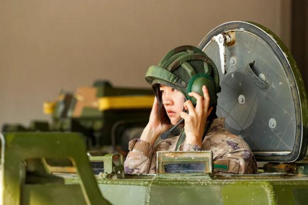 装甲驾驶特级，荣立二等功，这个95后女兵刷屏了！