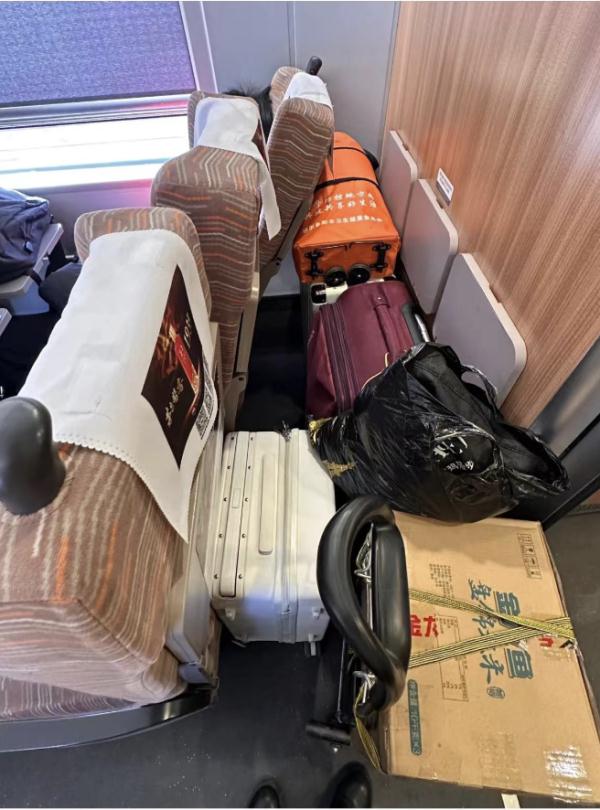 高铁最后一排到底能不能放行李?网友吵起来!官方答案 高铁最后一排到底能不能放行李?网友吵起来!官方答案