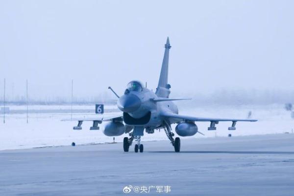 高清大图来了！直击空军多型战机飞行训练