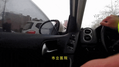 老人冠心病突发 风雪天交警紧急送医