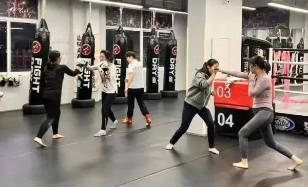 突然爆满，大批人员涌入！贾玲瘦身食谱、教练曝光