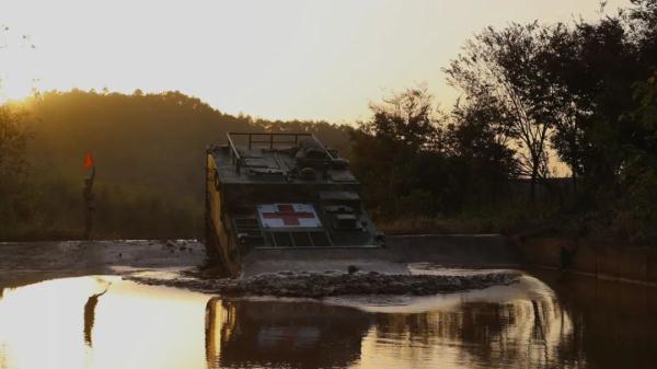 装甲驾驶特级，荣立二等功，这个95后女兵刷屏了！