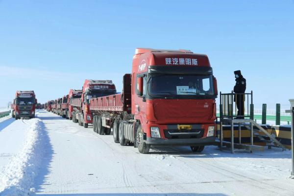 零下25℃，边检民警头上结满冰霜，身上满是汗水