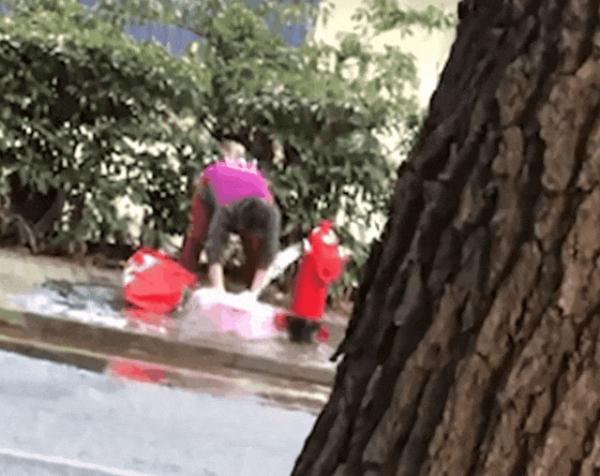 大妈街头用消火栓洗衣服，网友怒了：这是救命水！