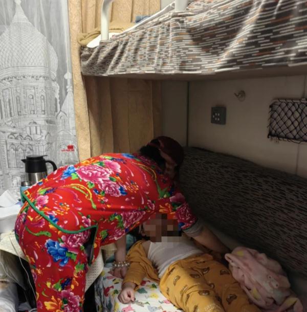 4大箱冻梨和冻柿子!陆晶晶,你有一个哈尔滨来的快递! 4大箱冻梨和冻柿子!陆晶晶,你有一个哈尔滨来的快递!