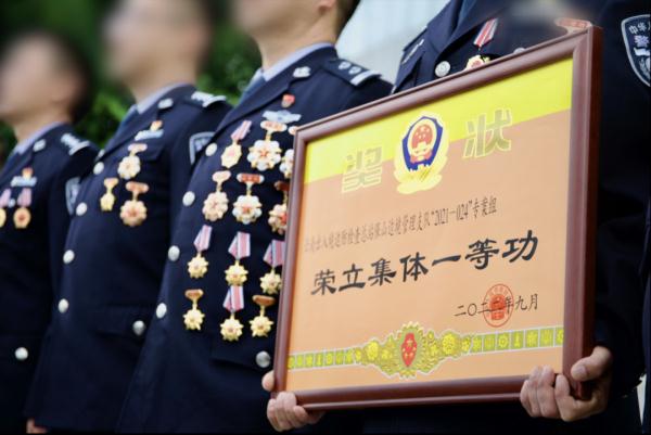 这位云南缉毒一线民警再立一等功！多块功臣牌匾却只能 “无声”送到家