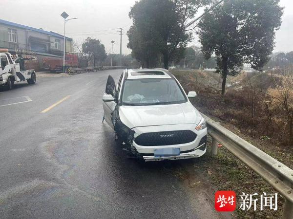 长途驾驶司机犯困打了个盹，一瞬间车辆撞烂护栏