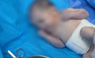 危急时刻！她跪着“托举”十多分钟