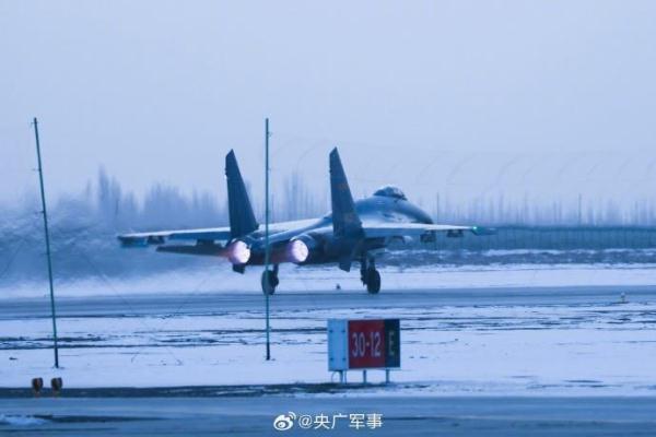 高清大图来了！直击空军多型战机飞行训练