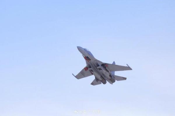 高清大图来了！直击空军多型战机飞行训练