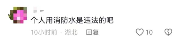 大妈街头用消火栓洗衣服，网友怒了：这是救命水！