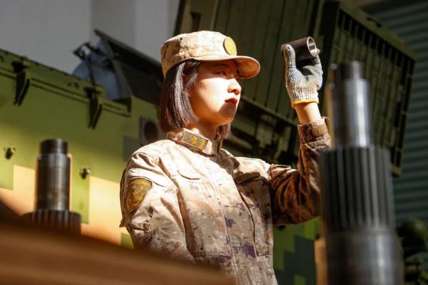 装甲驾驶特级，荣立二等功，这个95后女兵刷屏了！