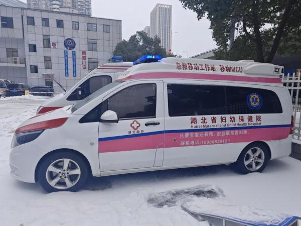 1.5公斤早产女婴呼吸衰竭!需紧急转运武汉!看到这辆车请避让! 1.5公斤早产女婴呼吸衰竭!需紧急转运武汉!看到这辆车请避让!