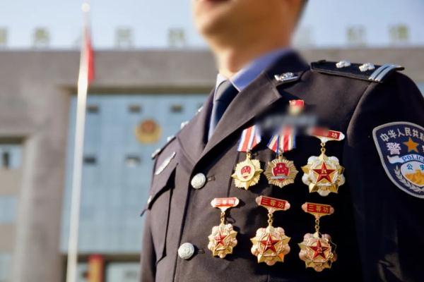 这位云南缉毒一线民警再立一等功！多块功臣牌匾却只能 “无声”送到家