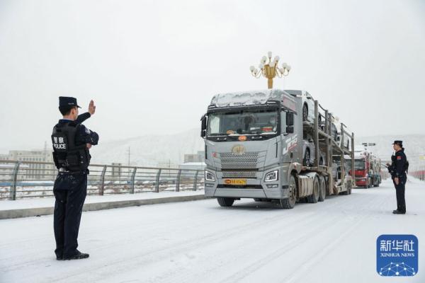 新疆吐尔尕特：高效通关助力口岸企业复工复产