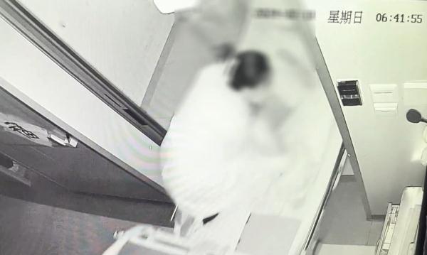 危急时刻！她跪着“托举”十多分钟